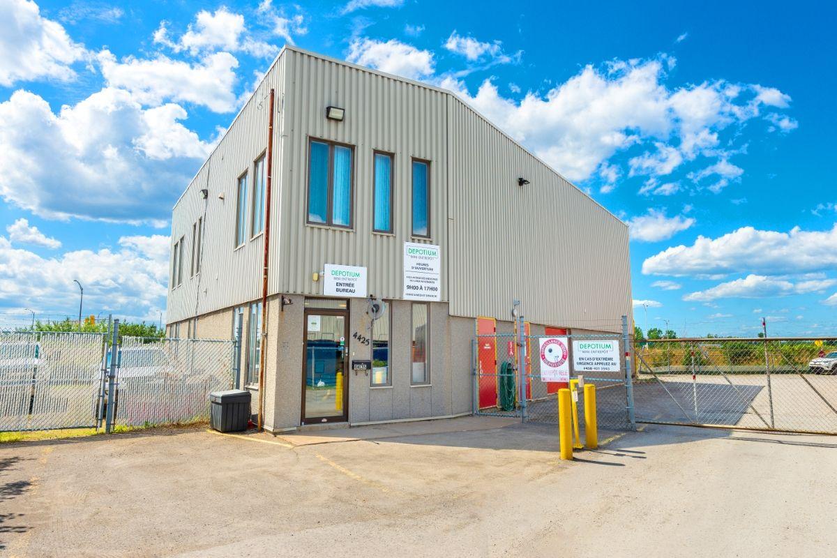 Office Entrance - Depotium Mini Entrepôt - Laval