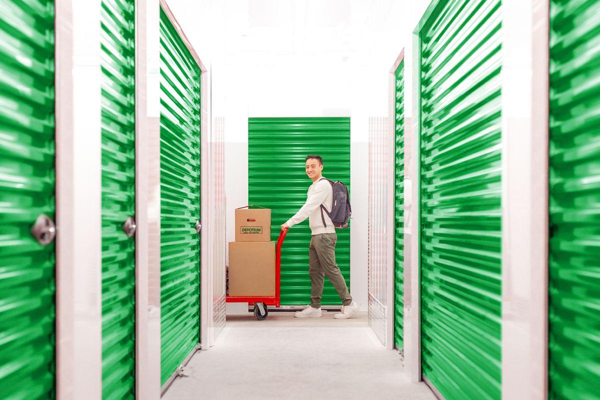 Store-SScorridor-green.jpg