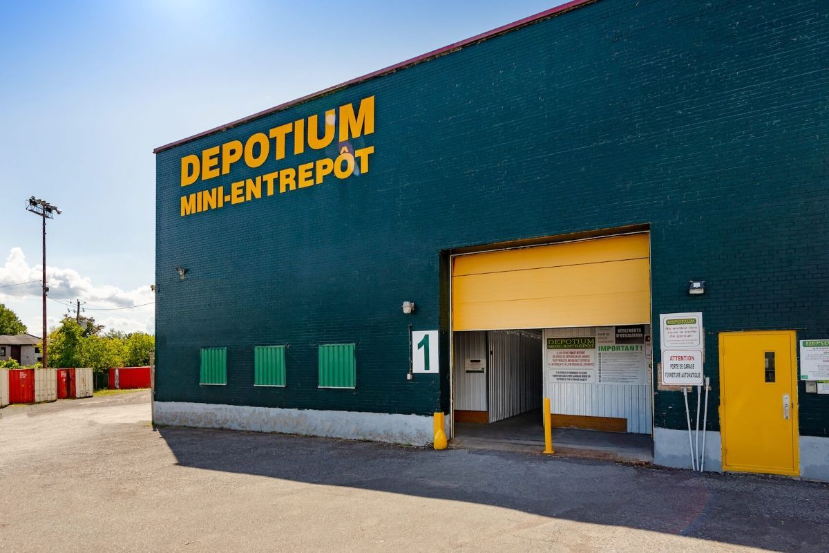 Loading Bay Entrance - Depotium Mini Entrepôt & VR - Longueuil